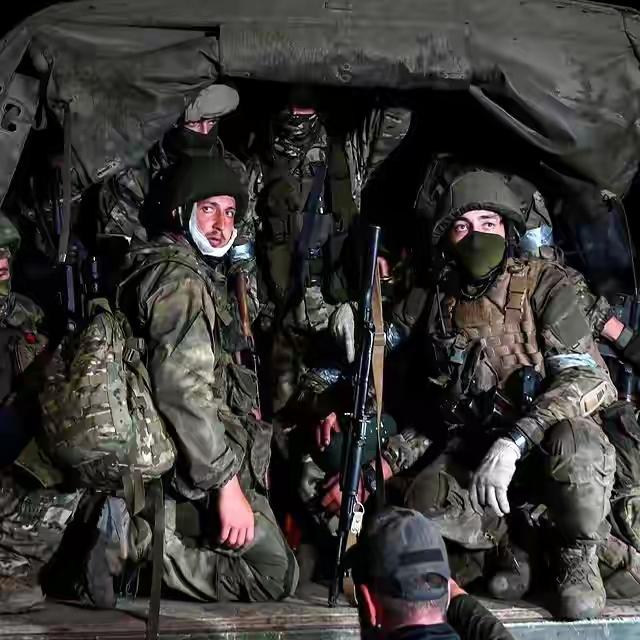 乌军失守“红军城”，防线门户洞开，已然大势已去！
俄罗斯17万重兵将“红军城”团