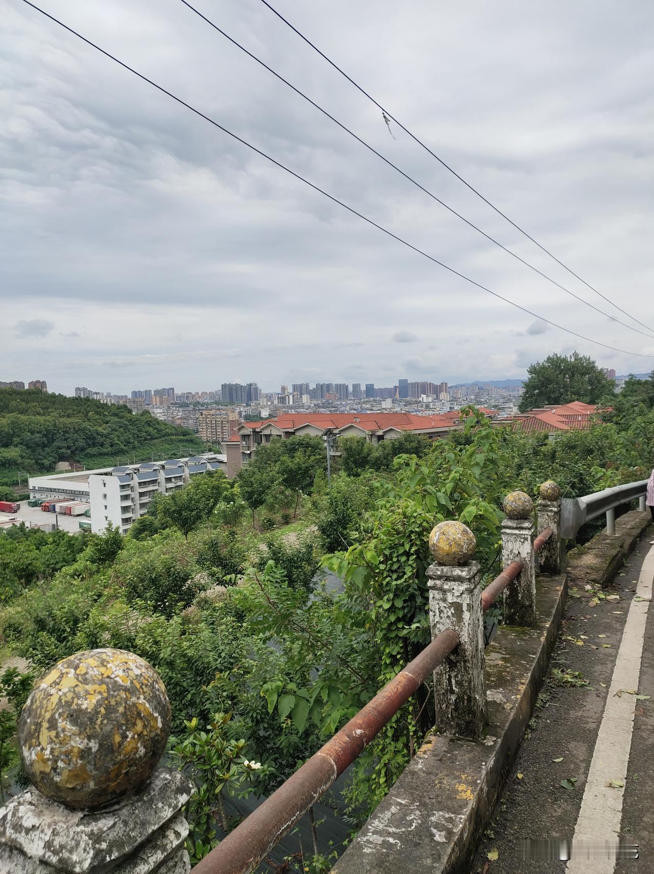 网友爆料称：近日在南充西山（环峰路这边）环山公路看到不知是年久失修无人管还是
什