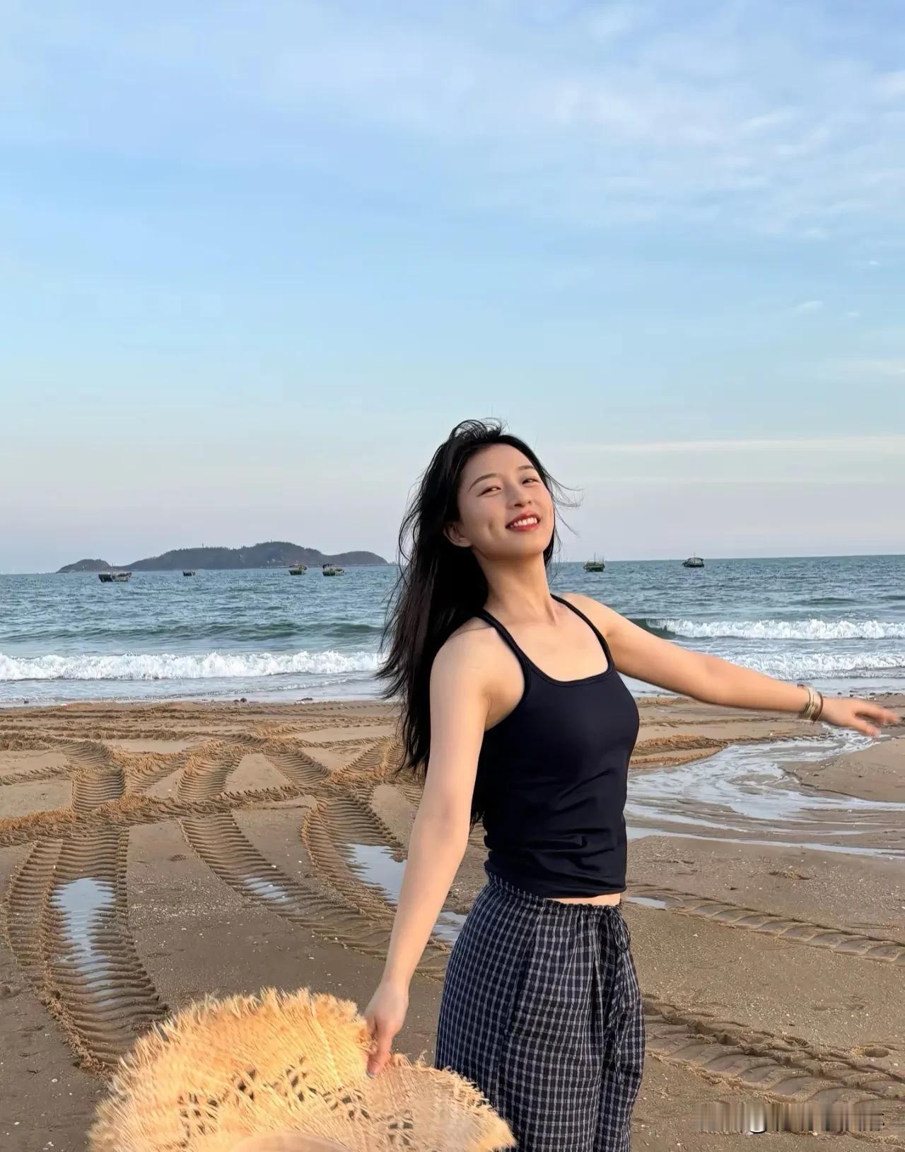 阳光、海浪、沙滩，  
每一个瞬间都值得记录。  
做自己，就是最美的风景！