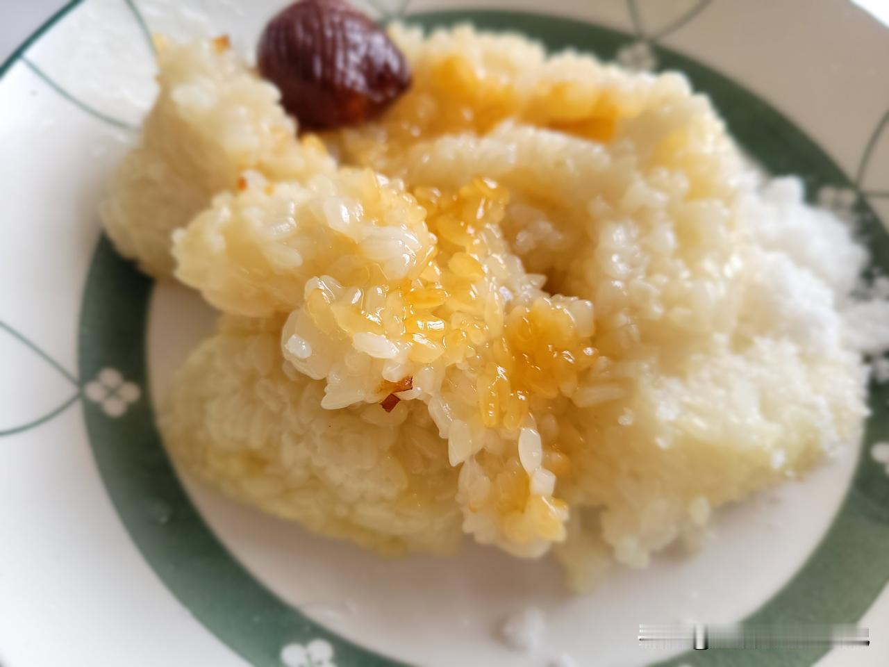今早在早市买了两个大枣粽子，也是江米泡了一周多手工包的粽子，五块钱一斤。

卖粽