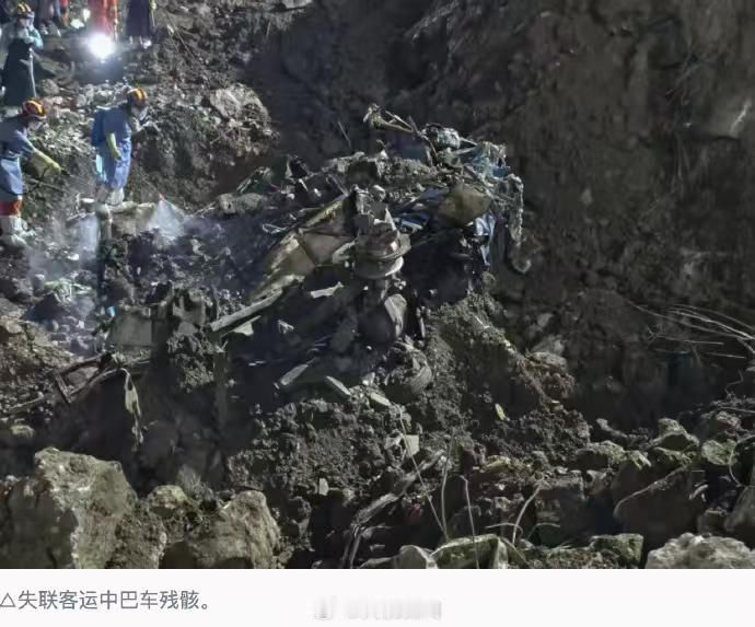 重庆山体崩塌现场发现人体残骸惨痛事故警示汛期地质灾害危险性极强，雨天远离山体陡坡