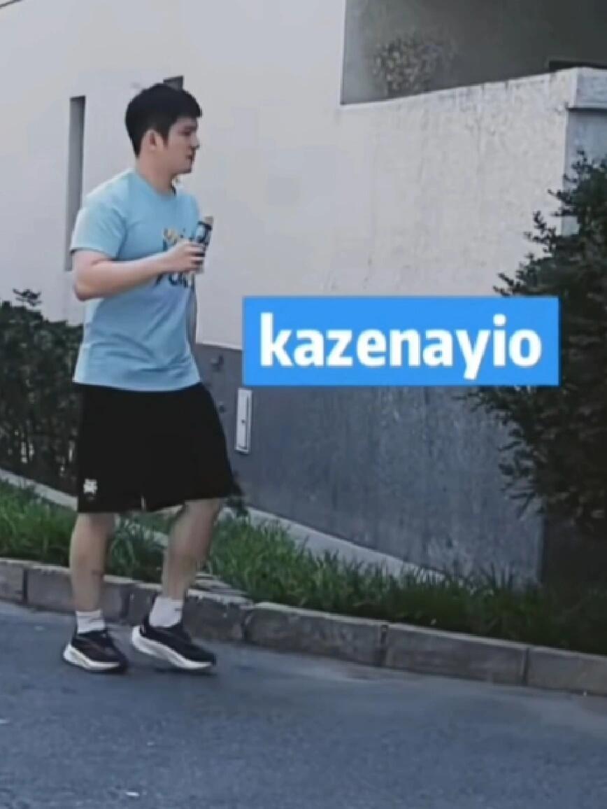 东哥手里的冰淇淋一直没少，拿了一路。是不是只有他自己拿了，不好意思吃啊！
挺喜欢