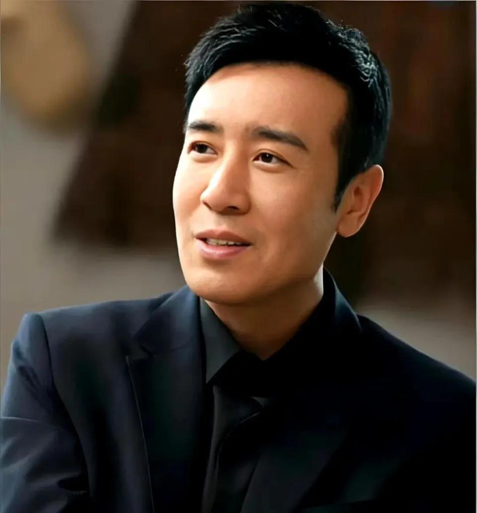 电视剧《沉默的荣耀》的总编剧卢敏说：“我每次见到于和伟，他只要闲下来的时候，总是