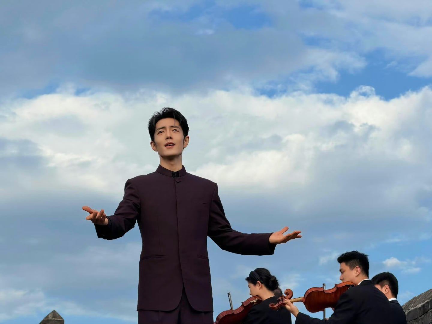 央视镜头下的肖战太正了 央视的镜头真的最考验颜值，肖战这气质太正啦！端庄大气又帅