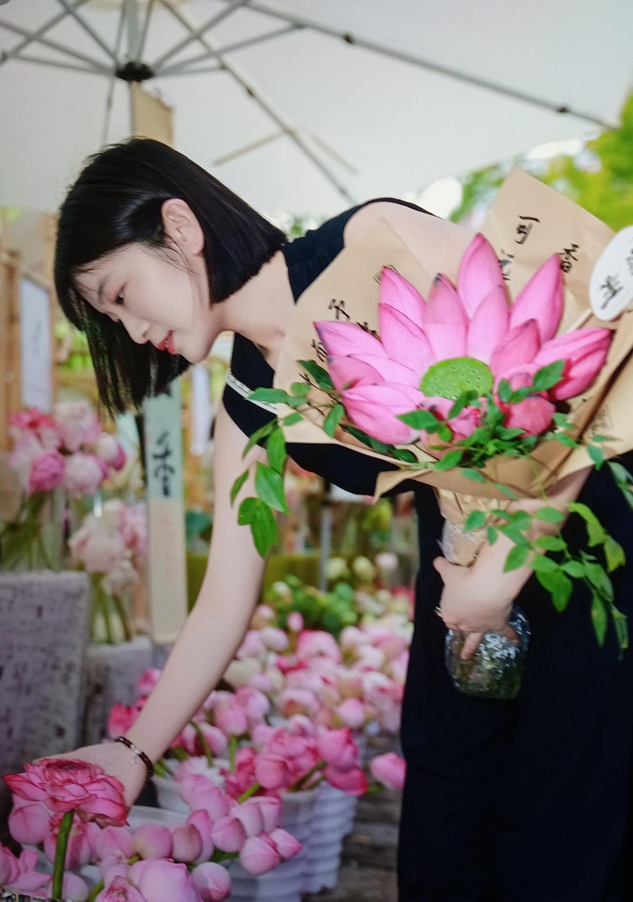 饭后闲游莲花集市，一众少女清丽灵动，宛若莲仙下凡，满眼芳华，赏心悦目。