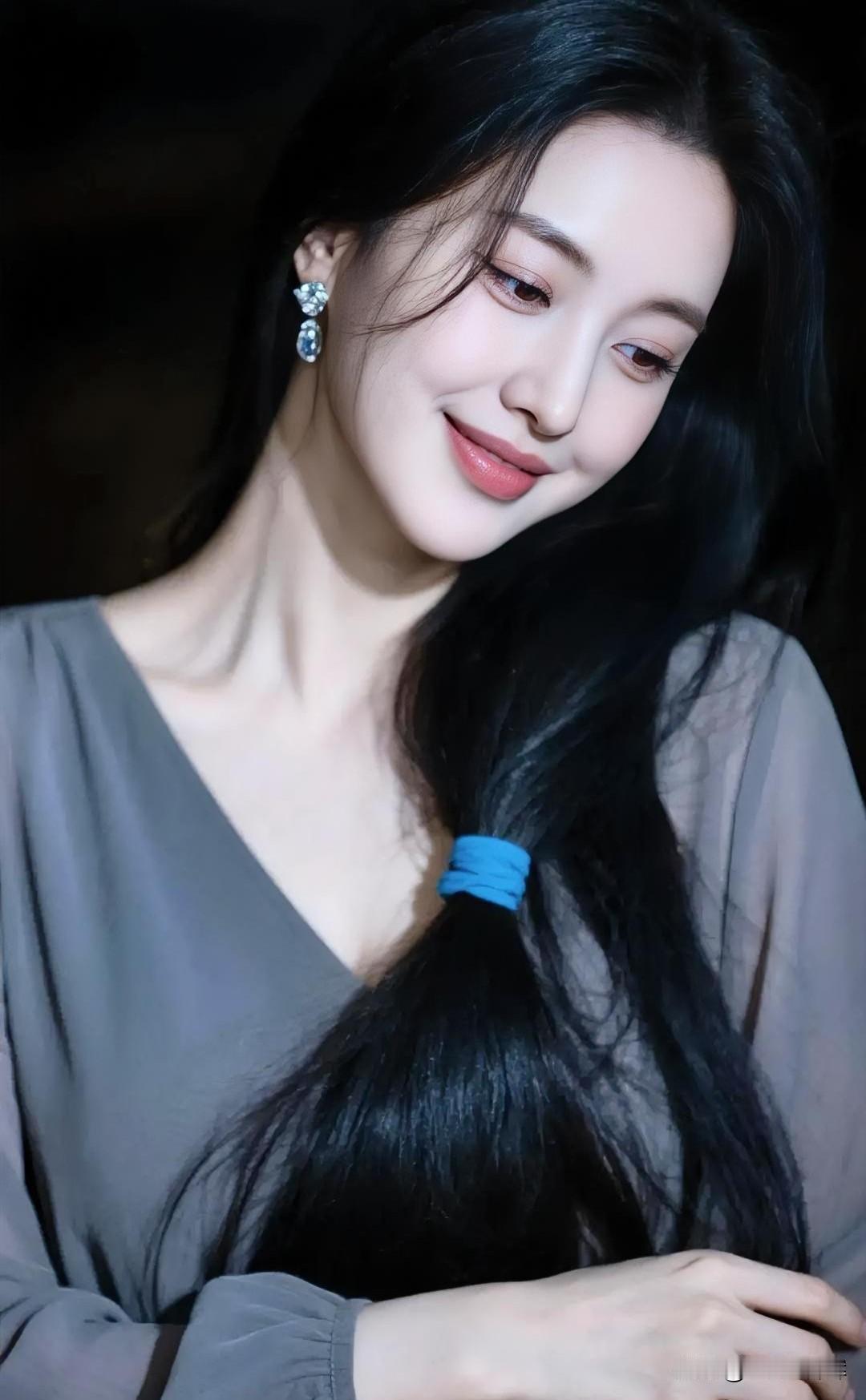 墨发如瀑垂，低眉浅笑间，温柔自成诗。