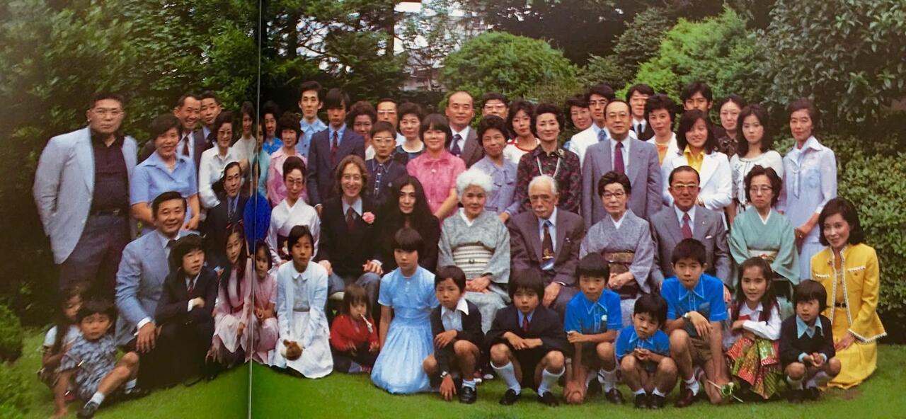 1977年，约翰列侬 在日本与小野洋子 的家人合影。 