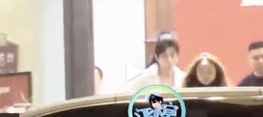 #黄晓明成毅张晚意刘学义深夜聚餐# 有人拍到黄晓明、成毅、孟子义、张晚意、刘学义