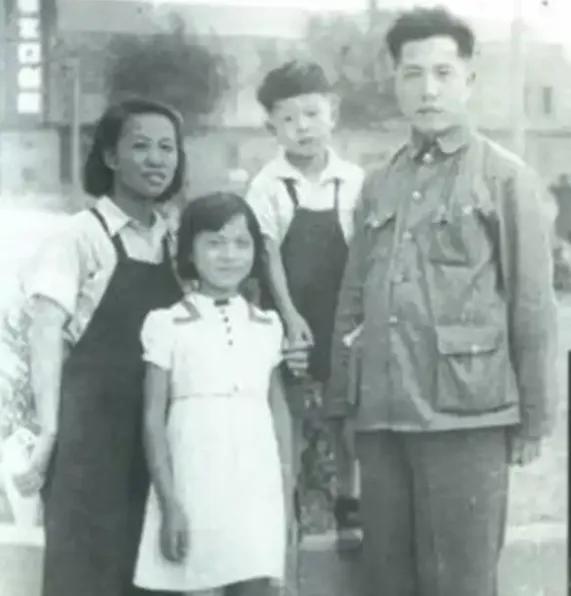 1980年，作家周扬回乡探亲。期间，他曾想去看看前妻吴淑媛的墓，谁知半路突然下暴