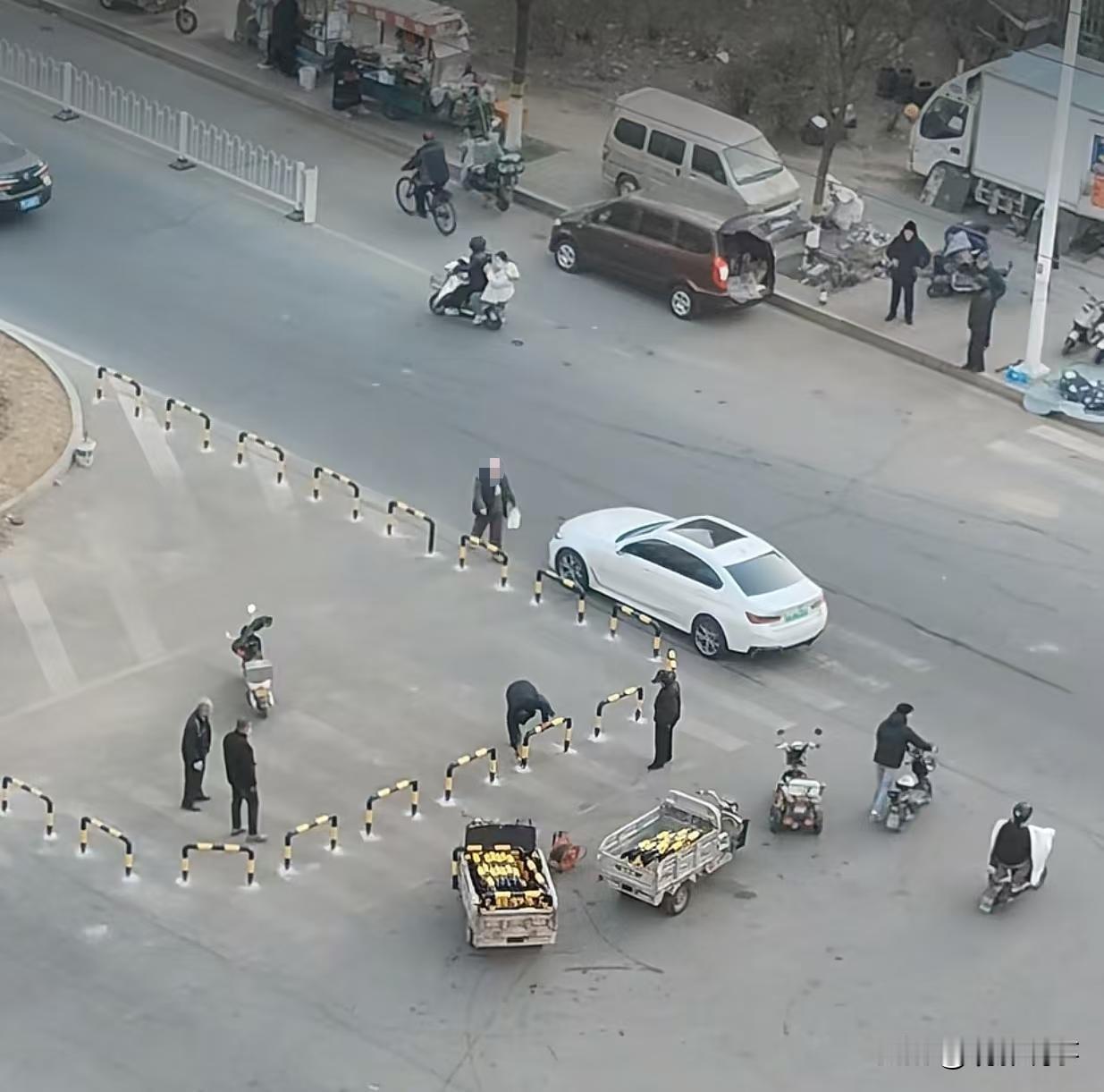 市民投诉天津一马路安装隔离桩后，电动车被迫与机动车抢道，存在较大安全隐患。城管部