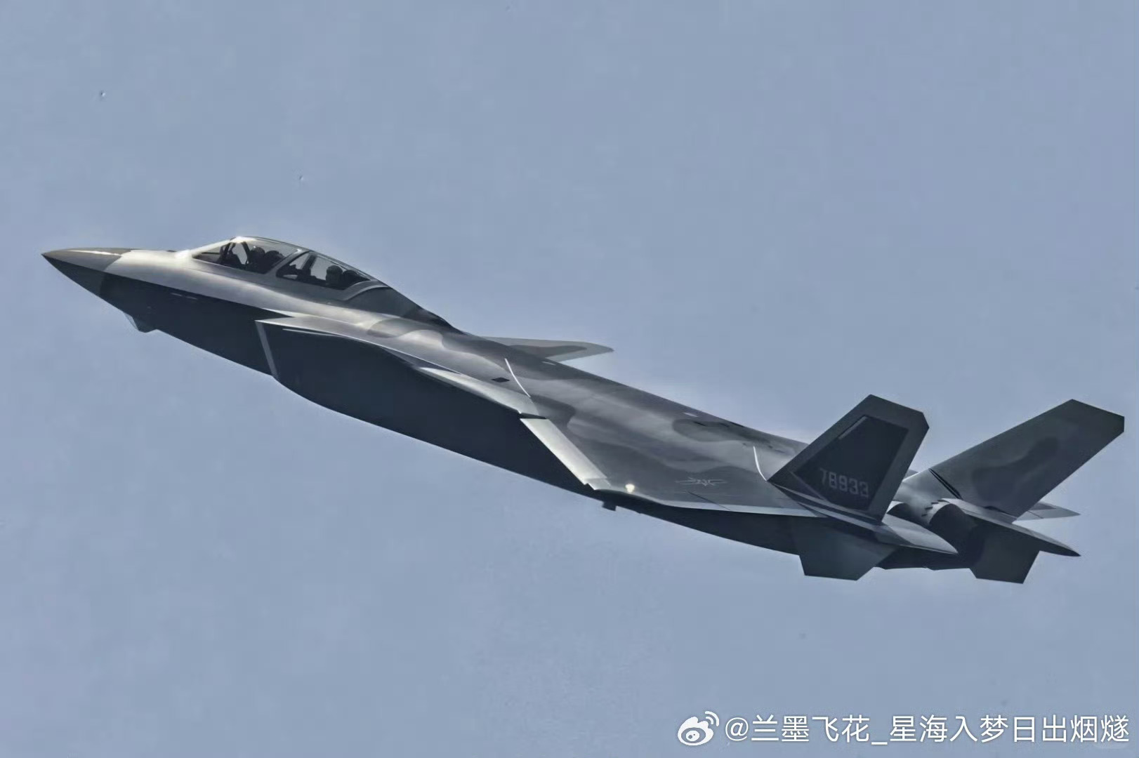 世界第一款5.5代机J20S美图 [鼓掌]不知道配套的无人机何时能亮相？[思考]