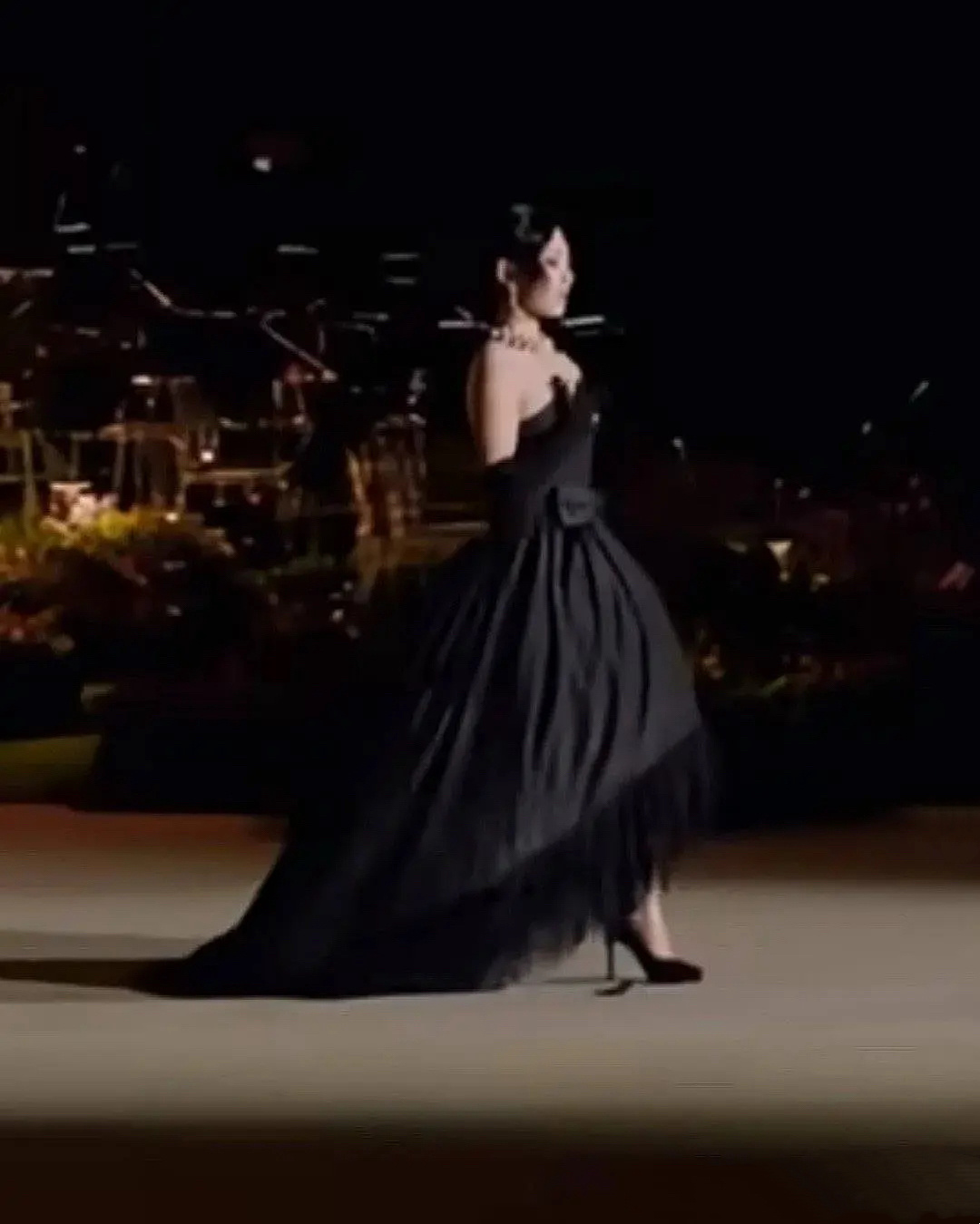 宁艺卓身高160实打实的，不可能和鞠婧祎一样矮，张婧仪和宋雨琦都是穿的防水台 ​