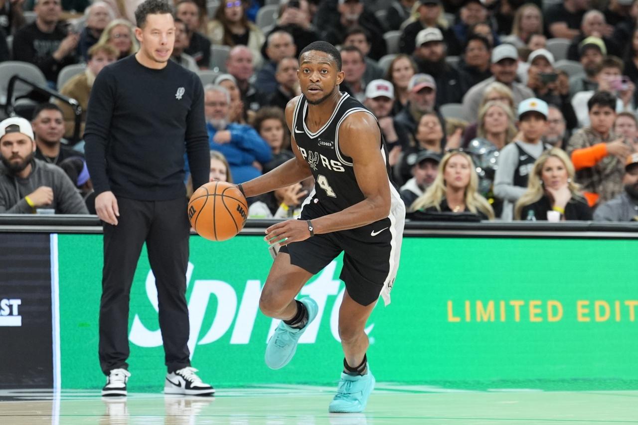 马刺更衣室内情曝出！前NBA球员布兰登.海伍德谈到马刺主帅米奇的用人，说道：“米