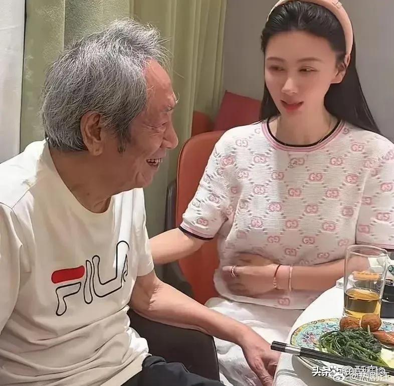 80岁王奎荣和小娇妻吃饭的一幕，精神面貌很好，王奎荣和饶芯语结婚十多年，两人相差