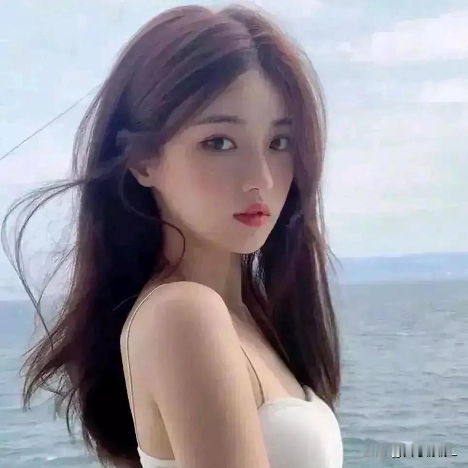 海边微风轻拂，少女长发飘逸，静谧美丽。海边花海少女 海边度假少女 海边白衣少女 