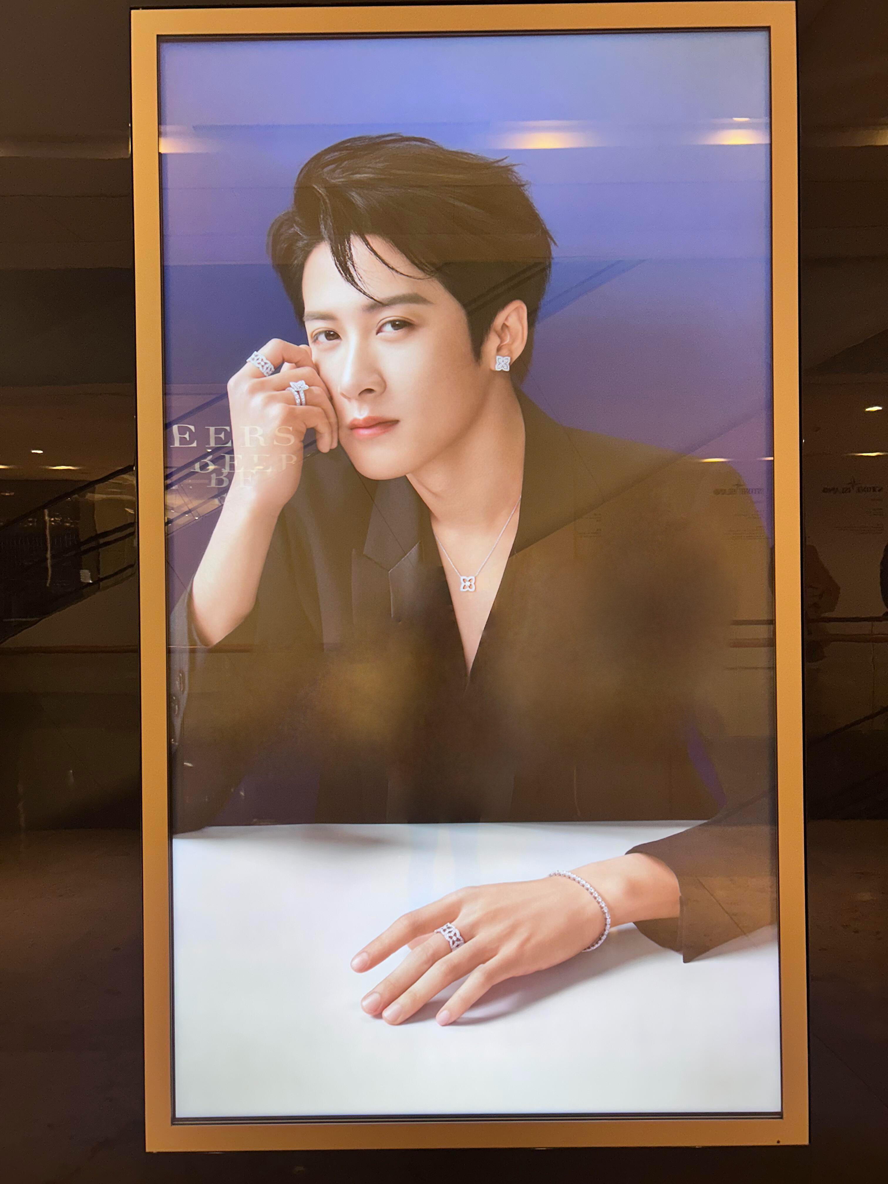 檀健次南京德基广场戴比尔斯海报，贵气十足