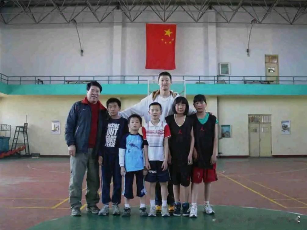 贾赛琪的篮球启蒙，来自青岛国秀篮球俱乐部的贾守瑛教练，为她打下最初的篮球底子。
