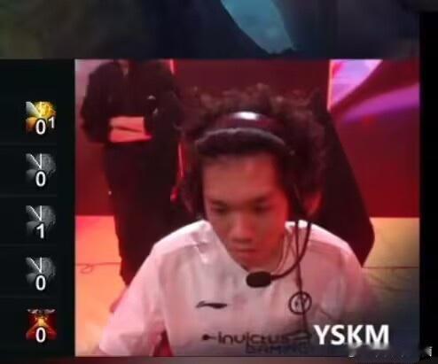 aki怒发冲冠哈哈哈哈哈 给人一种手感火热的感觉和yskm可以组一个情侣头像了[