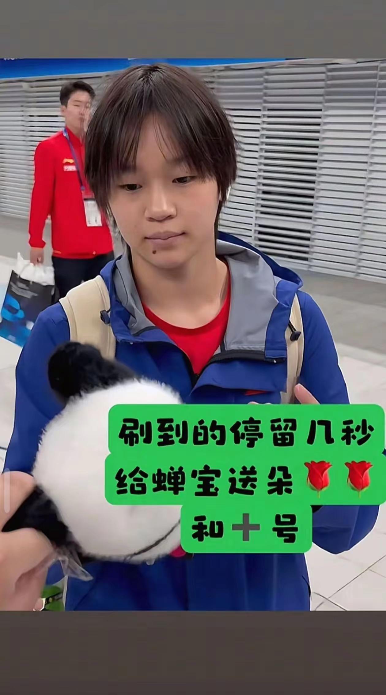 那件蓝红相间的运动服，是青春最真实的勋章。