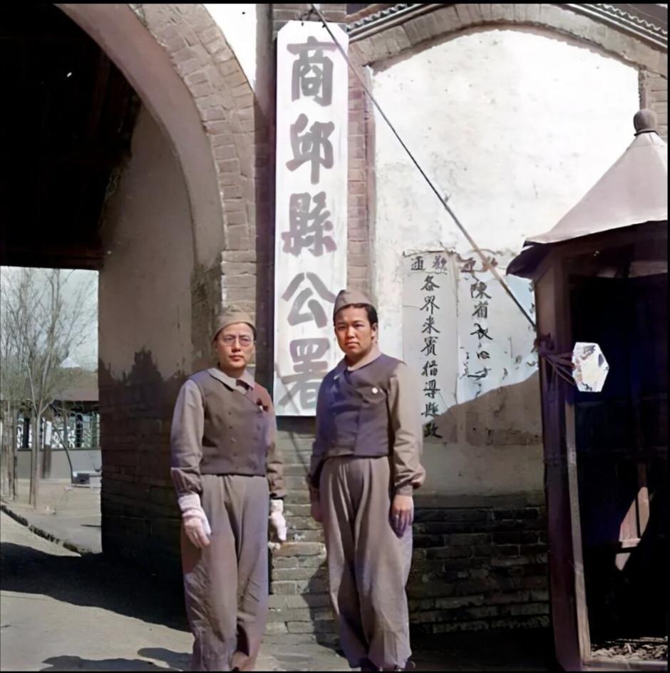 历史老相片分享民国时期，河南商邱县，两名公务人员穿着制服站在商邱县公署的牌子前留