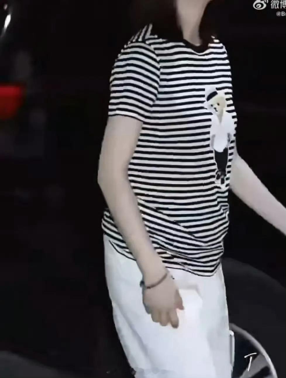 #吴谨言小腹#哦哟，就是说吴谨言和洪尧晒了结婚证后，没想到眼尖的网友们又发现了华
