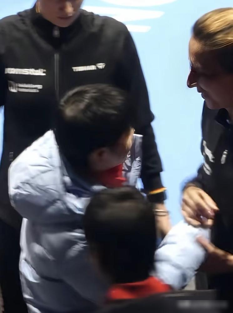 两大王牌，不上场打球，专门跑来跟对手握手。
罗马尼亚队，斯佐、萨马拉，欧洲冠军