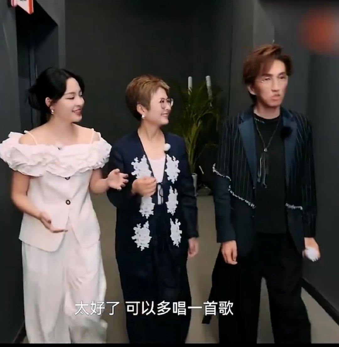 林志炫教李莎旻子唱歌湖南卫视背后李莎旻子这下有福气了，林志炫的唱功不用多说，跟着