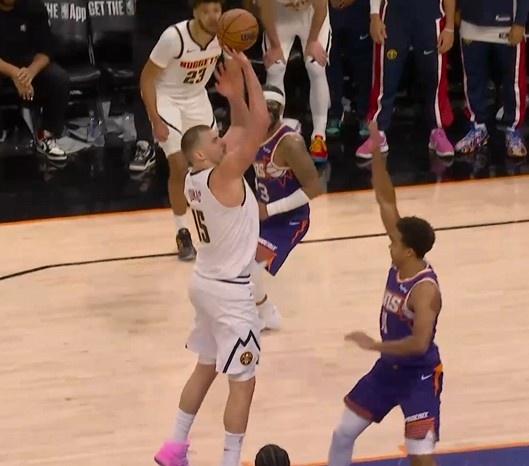 靠谱！约基奇抛投准绝杀！

太阳最后的防守还是针对性不够强，掘金全打的是约穆挡拆