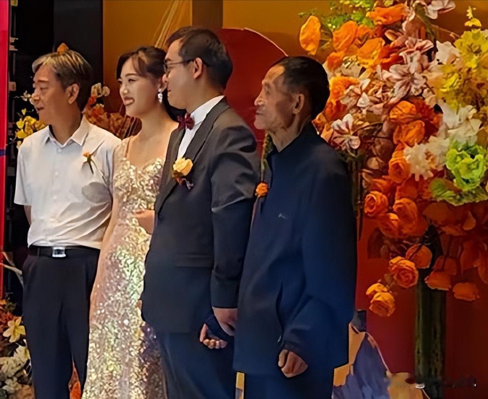 “这个新郎火了！”南京，男子在城里举办婚礼，农村父亲在台上神色紧张，男子看到后，