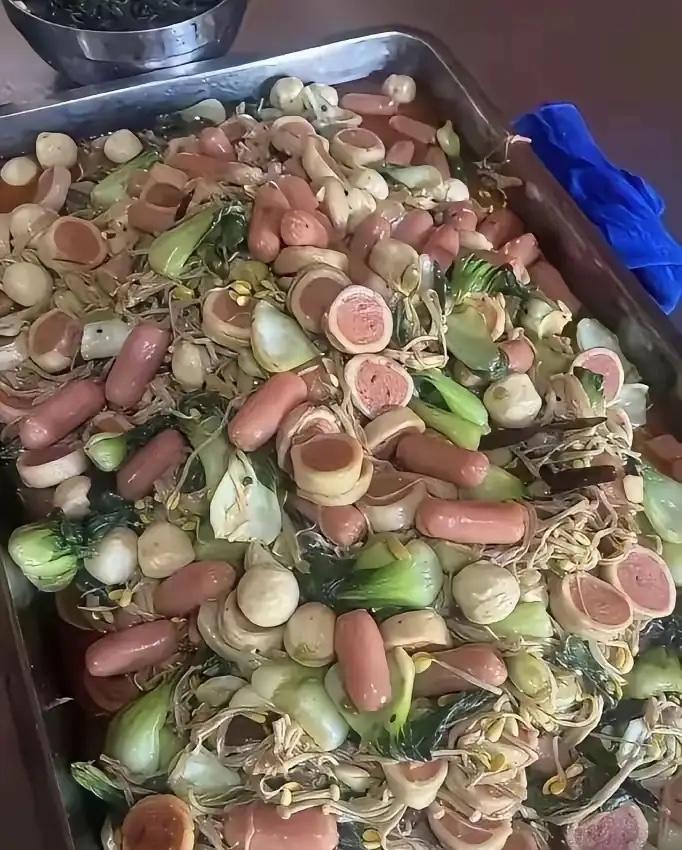 实在难以想象，这居然是幼儿园的餐食。不少家长在家都会严格管控孩子饮食，尽量避开不