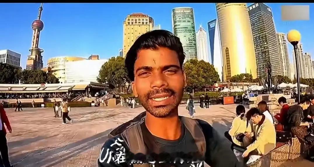 就这么个印度玩意儿来咱家穷游，在国内待了四十多天，全程到处蹭吃蹭喝、拦路人要钱、