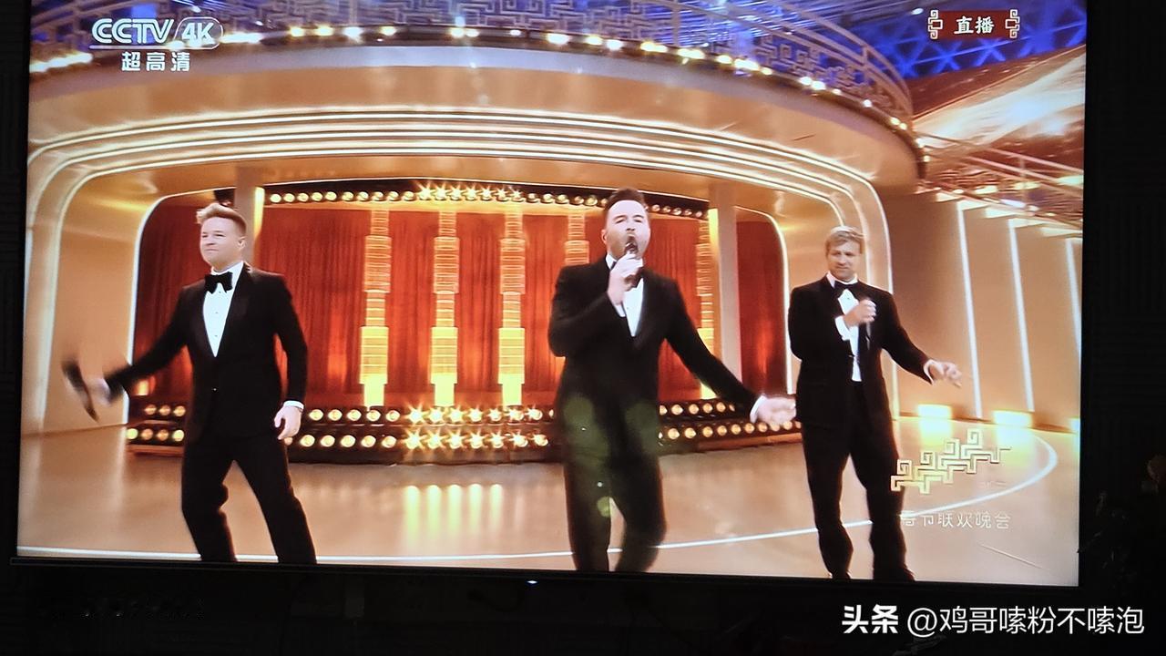 前几年是以相声的名义讲笑话，
今年很务实，不装了，纯讲笑话。