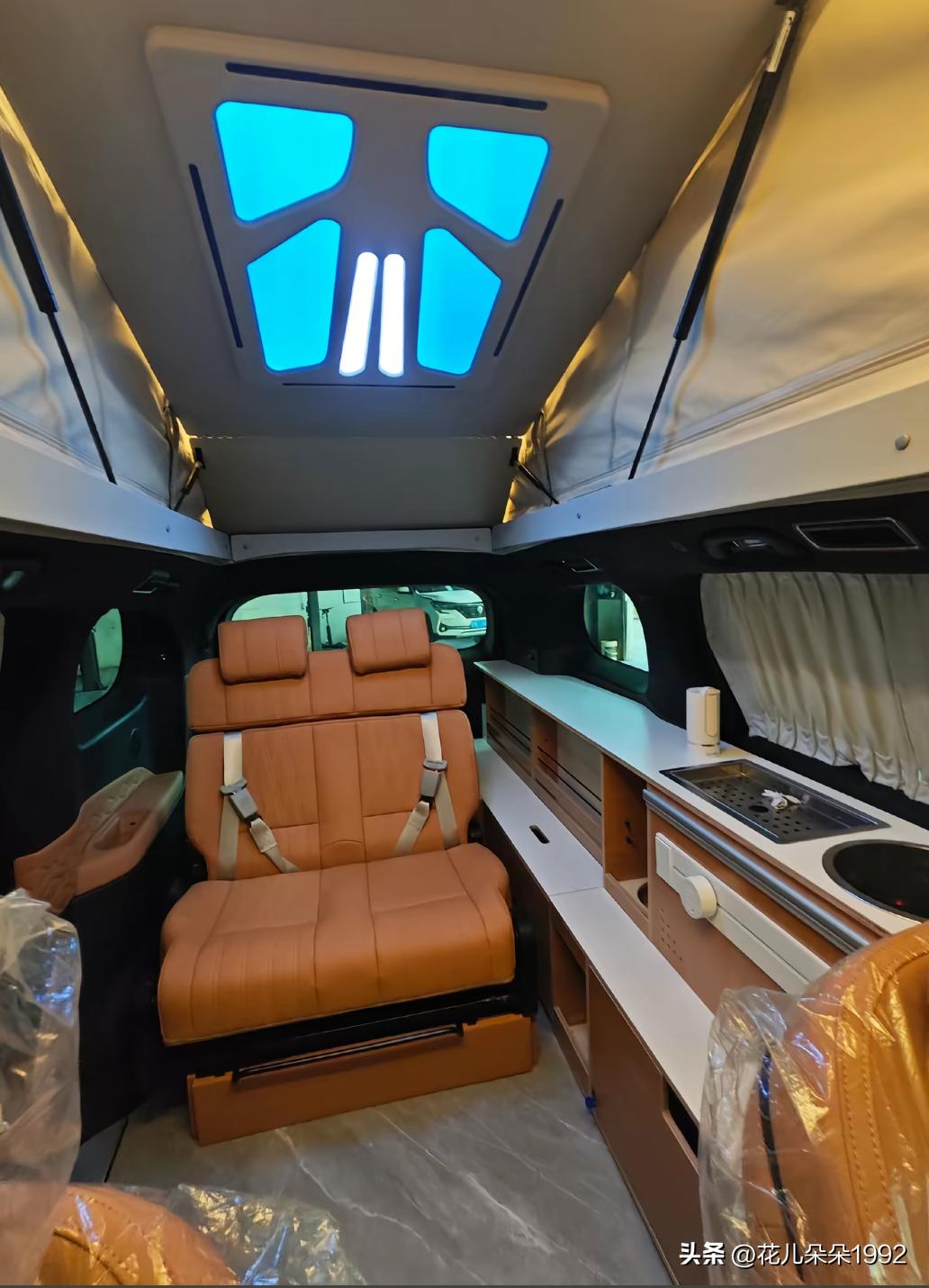 床车自驾游为什么火起来了？近几年床车会非常火，希望设计师多设计一些实用的床车，可