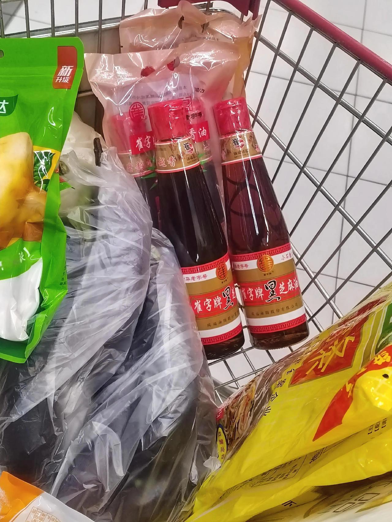 昨天到超市转了一圈，买了一些生活用品。
今天超市里的人比以往要多，往日里人少的时