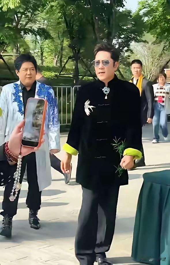 看看蔡国庆这身打扮，网友说：大妈向我们走来蔡国庆穿搭 你喜欢蔡国庆吗 .