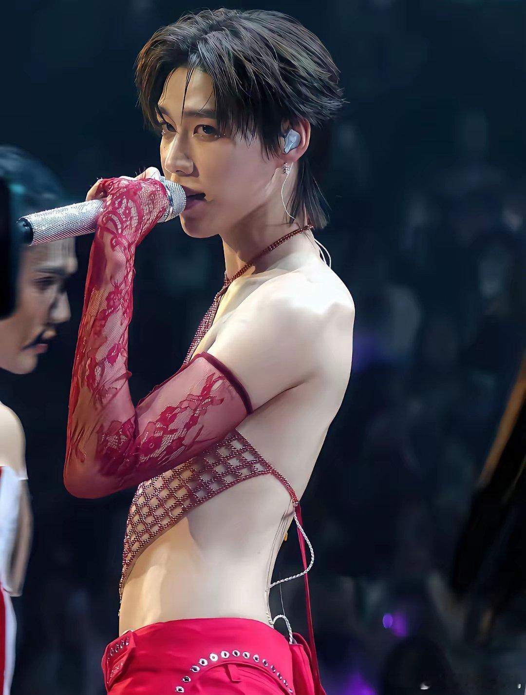 我的天这是谁家的！一个男人，竟然穿着女人的肚兜登台表演。真是闪瞎了我的眼，还是红