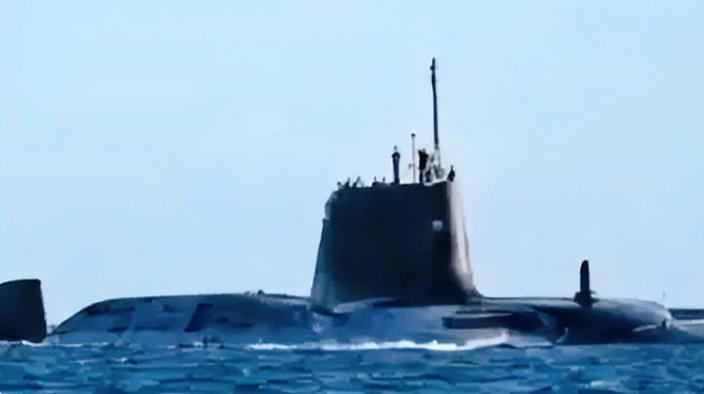 就这么悄悄就位了，英国没搞大张旗鼓的军演，没发高调的声明，就直接把自家顶尖核潜艇