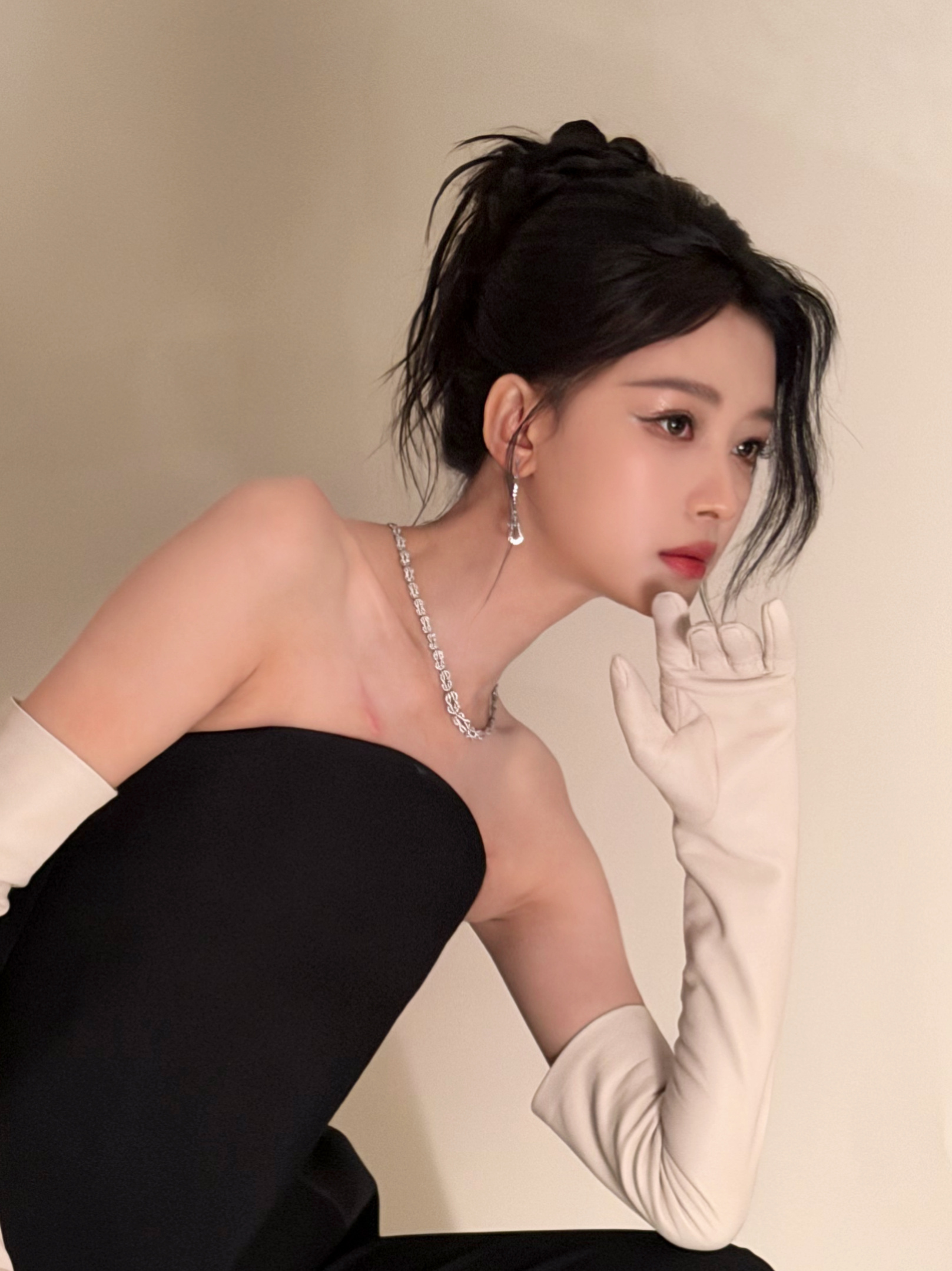 孙怡工作室发了10张live图 摩登氛围感拉满全场，十张live图直接给人看美了