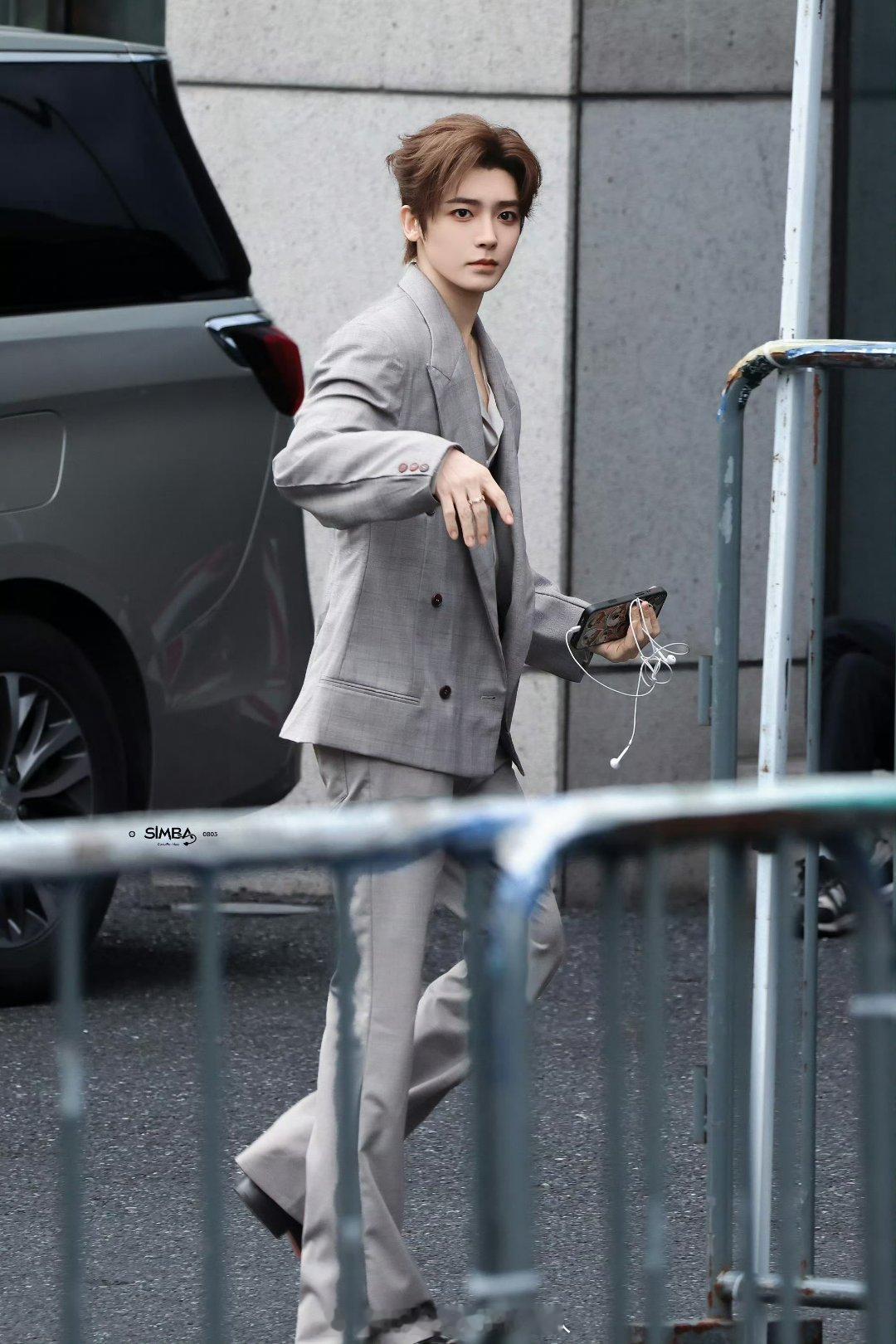 侯明昊天赐录制上班路透啊这么帅！！！完全就是小王子本人。 