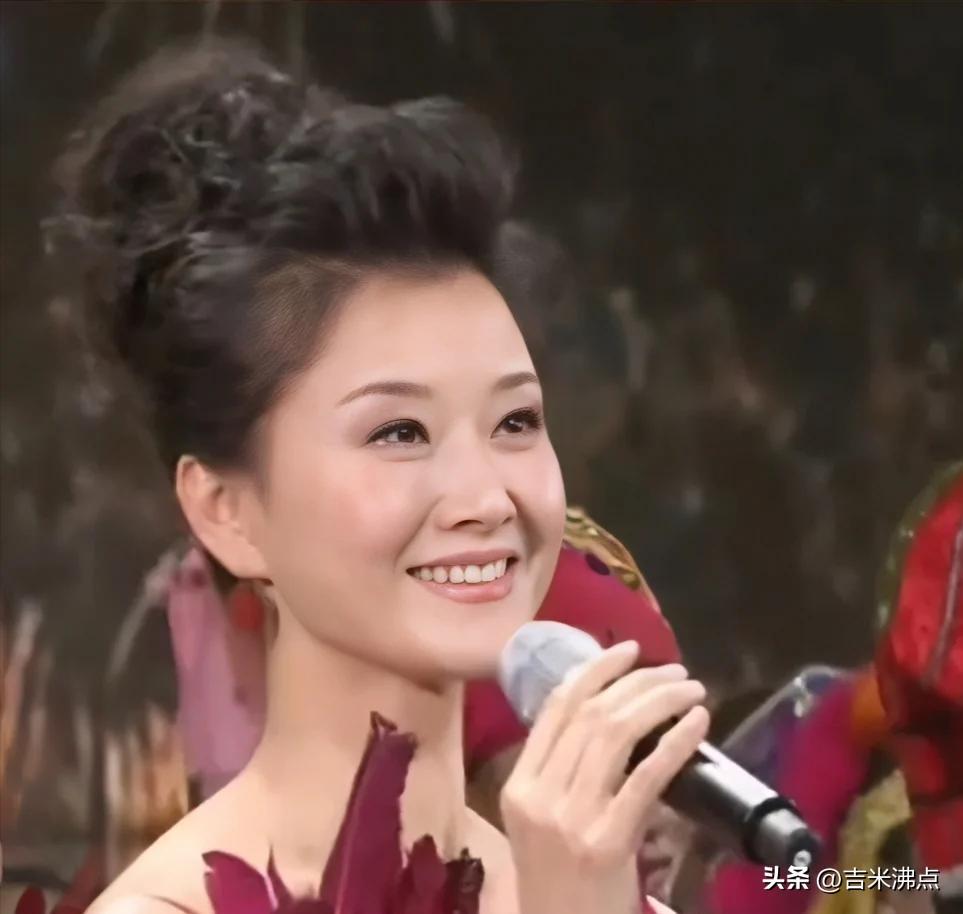 宋祖英不是靠谁捧红的，她靠的是每天练声、咬字、换气、记谱。网上那些说她“靠男人上