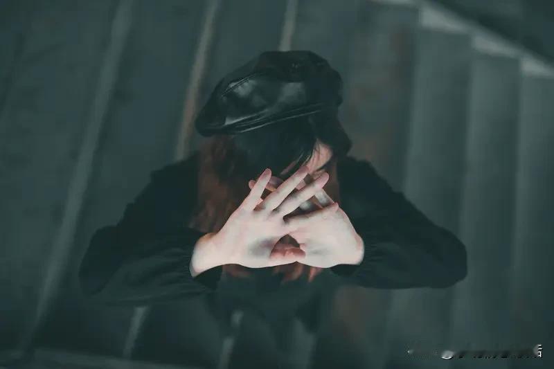 给自己保留些神秘感，能让你与他人的关系更为长久。

人是喜新厌旧的，初相识时，彼