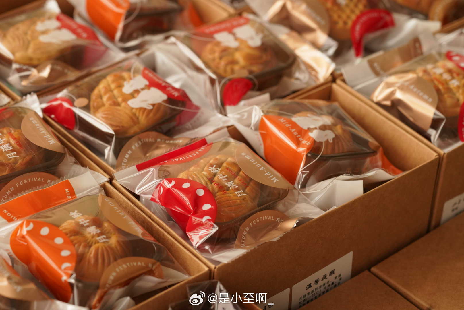 今年的月饼可以预定了哈，微店自助下单，自选口味备注数量，改价后再付款，需要晚发货