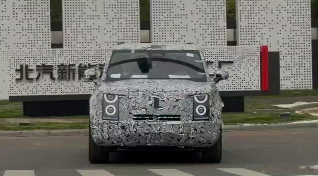 这是，传说中的享界方盒子SUV？看着体量相当大啊。另外我提醒一下，灯外面可能是加
