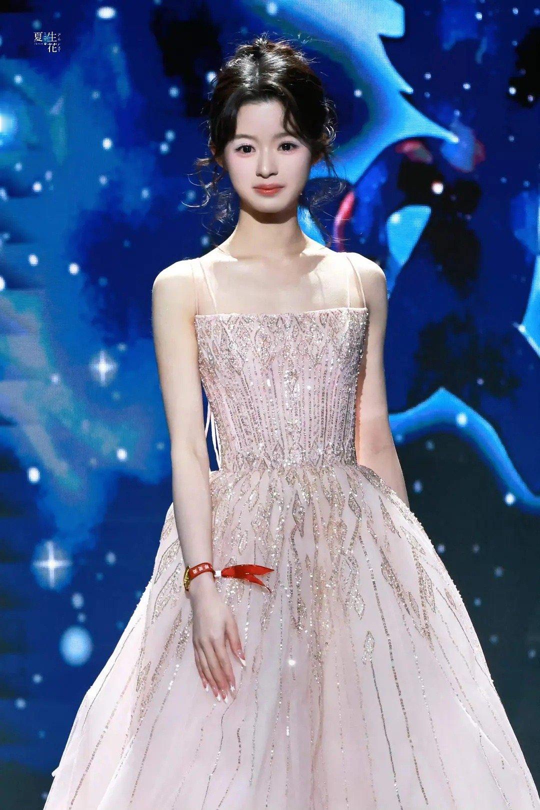 她今天怎么没戴耳环 