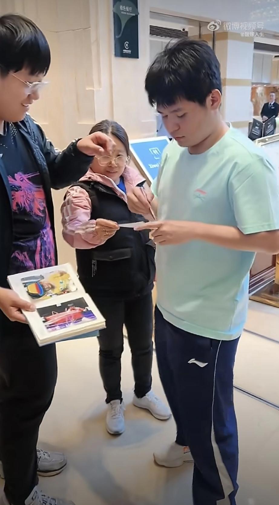 林诗栋🇨🇳咬着牙线给球迷们签名了[赞][笑哭]，
看起来石头心情很好！
参加