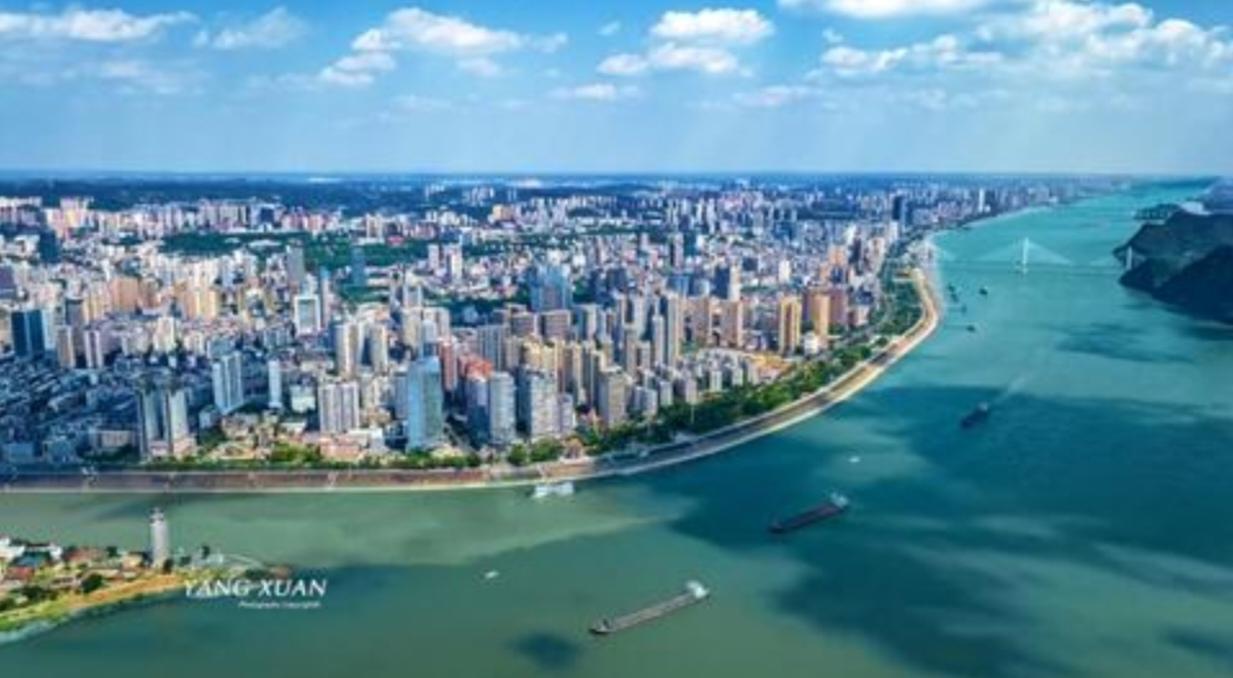 〔宜昌（湖北省地级市，长江上游与中游的分界点）〕。
 一、地理与长江
 已：位置
