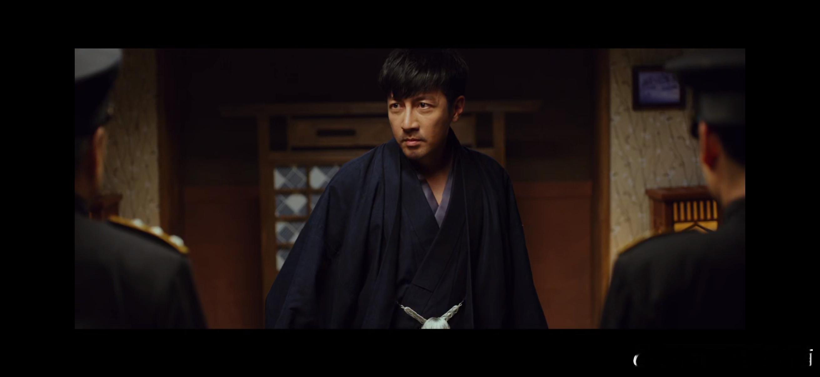 张鲁一新剧开播两幅面孔面对日军时严肃霸气，转身就调皮做鬼脸，这种双面卧底看得人又