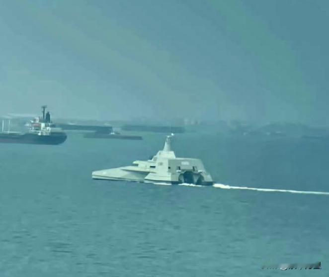 好家伙，图1到底是什么神器，难道是图2下水、海试了？