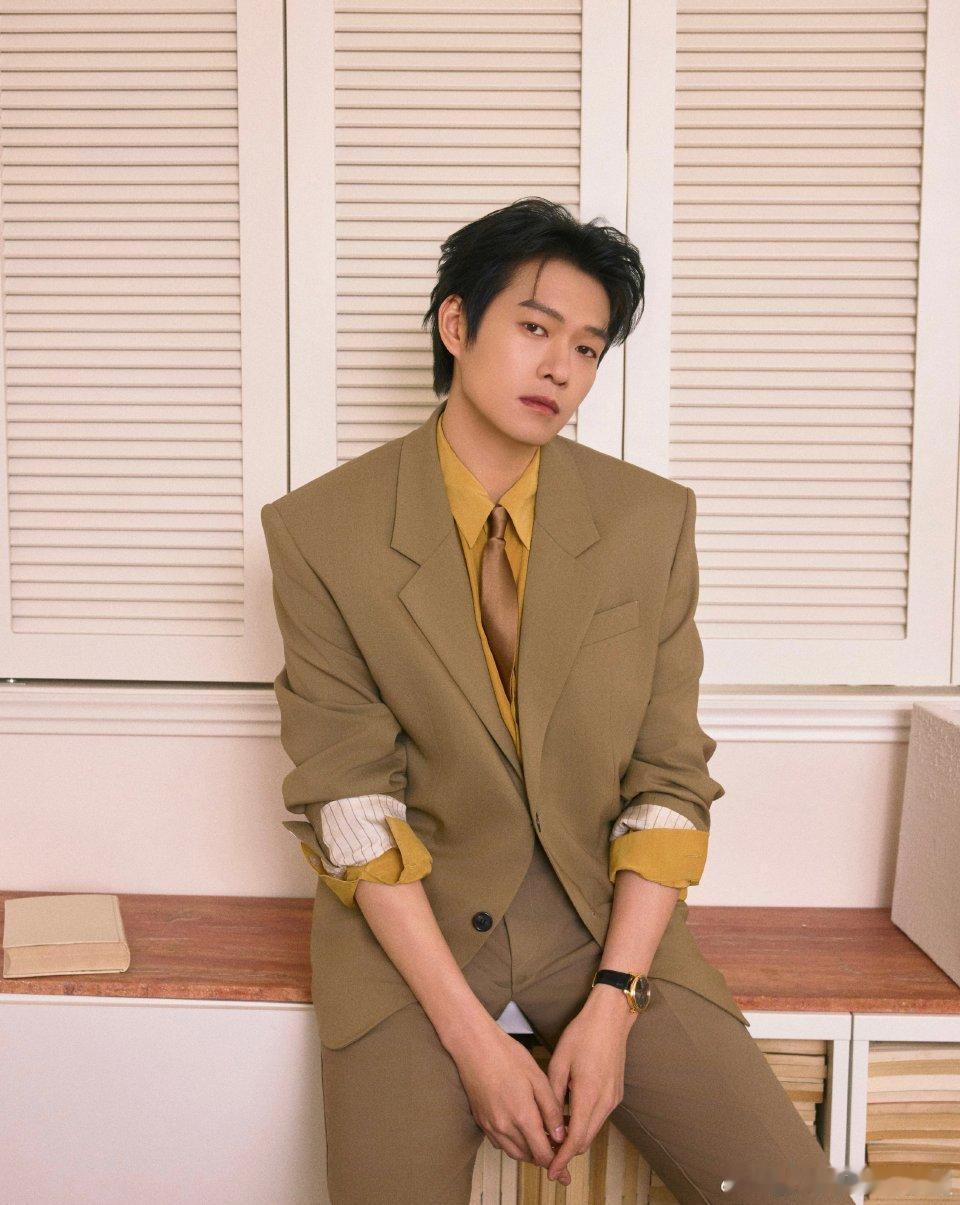 魏大勋 微博之夜出图！好利落率性的造型，大勋西装的神