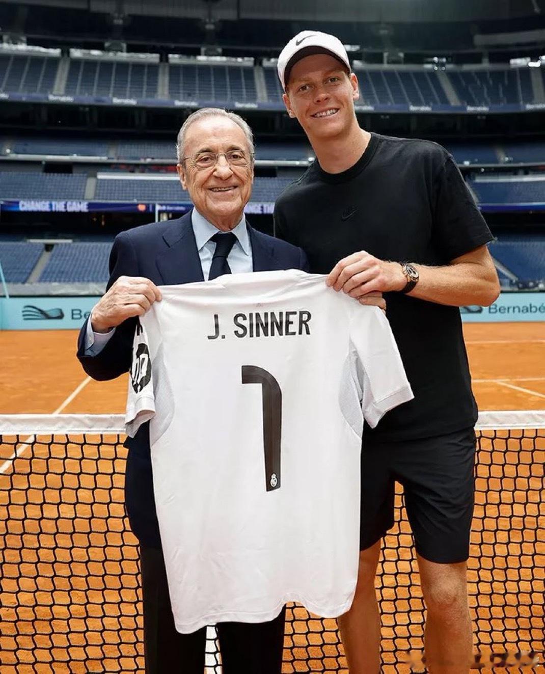 辛纳🇮🇹，斯瓦泰克🇵🇱获赠皇马专属球衣！受邀到皇马主场伯纳乌球场参加活动